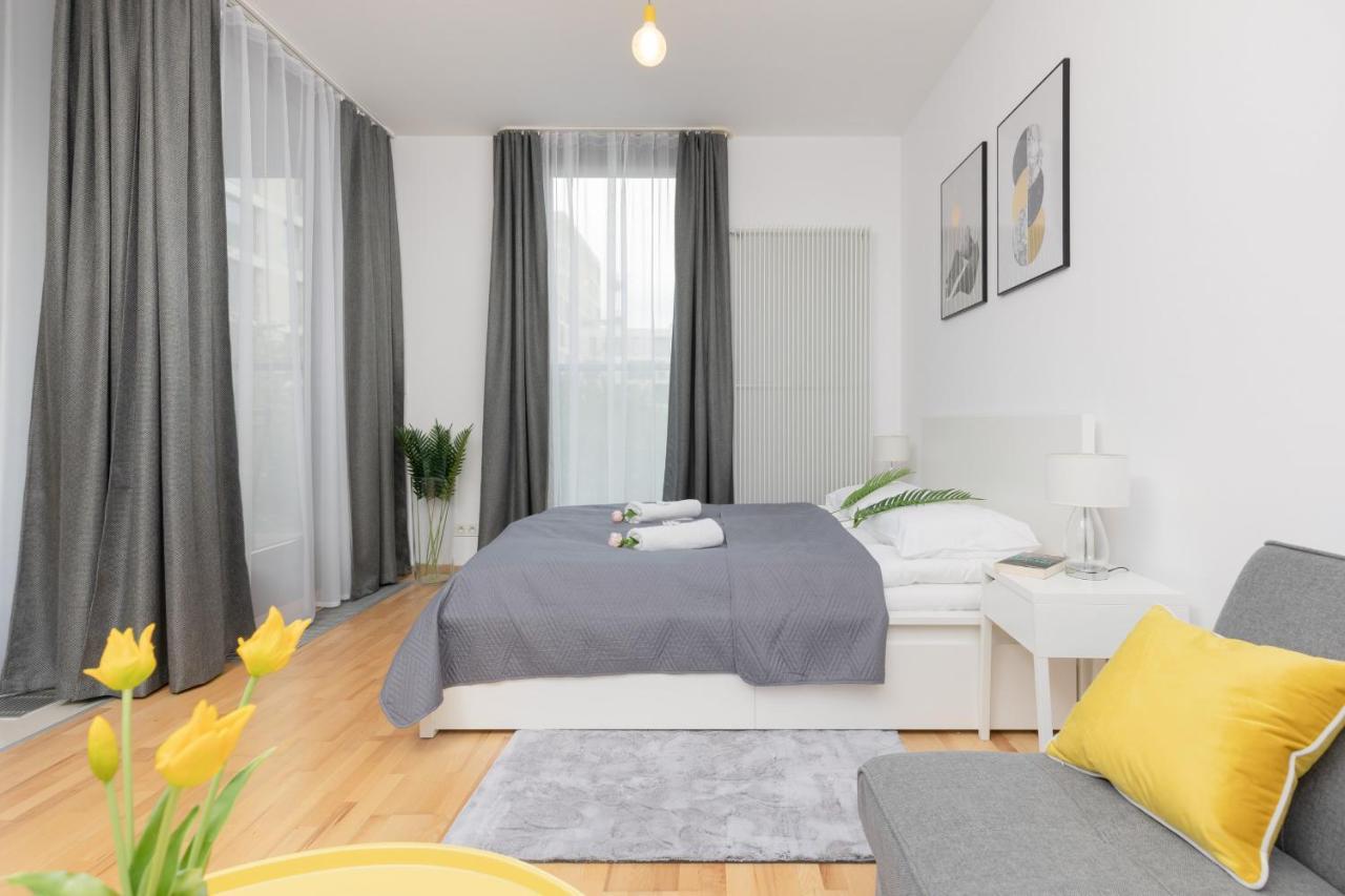 Warsaw Wola Apartment Near Nocny Market By Noclegi Renters Exteriér fotografie