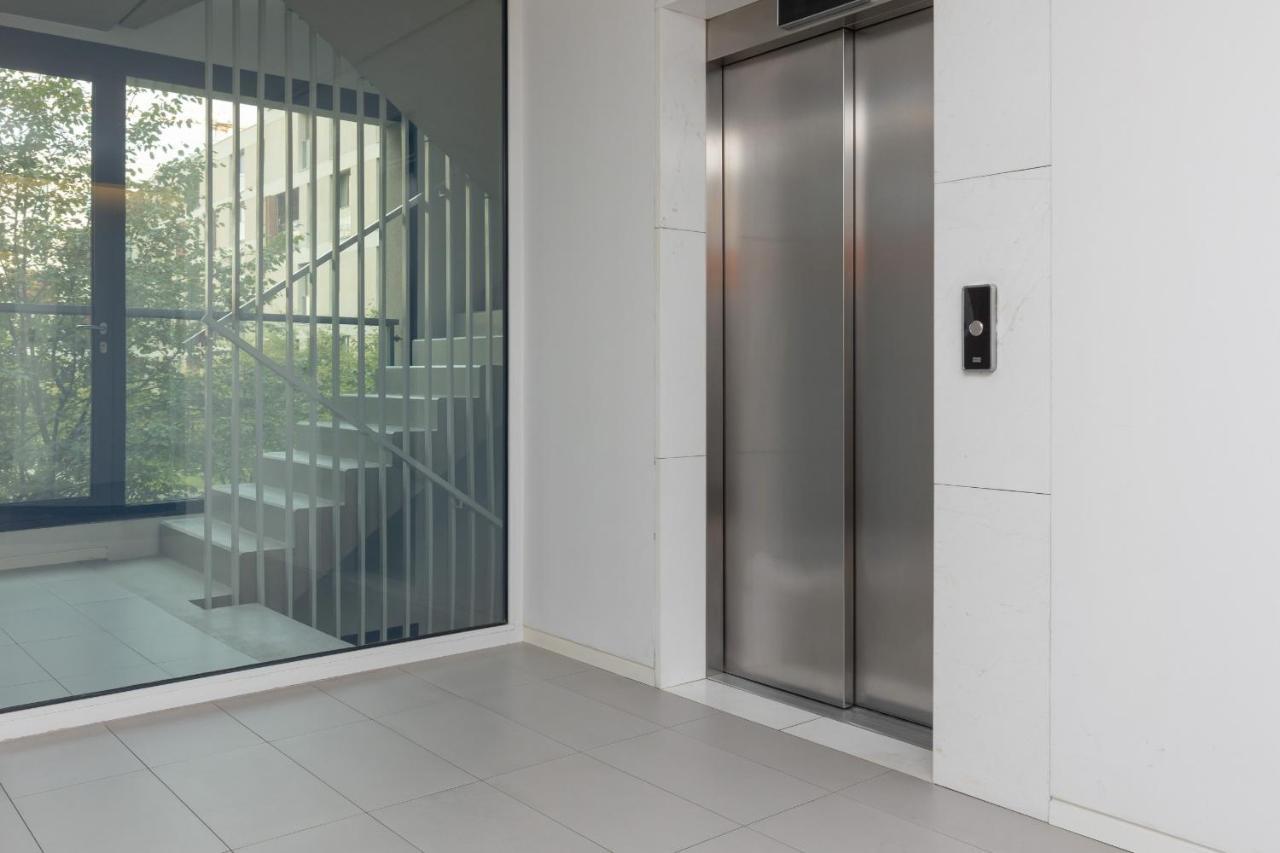Warsaw Wola Apartment Near Nocny Market By Noclegi Renters Exteriér fotografie